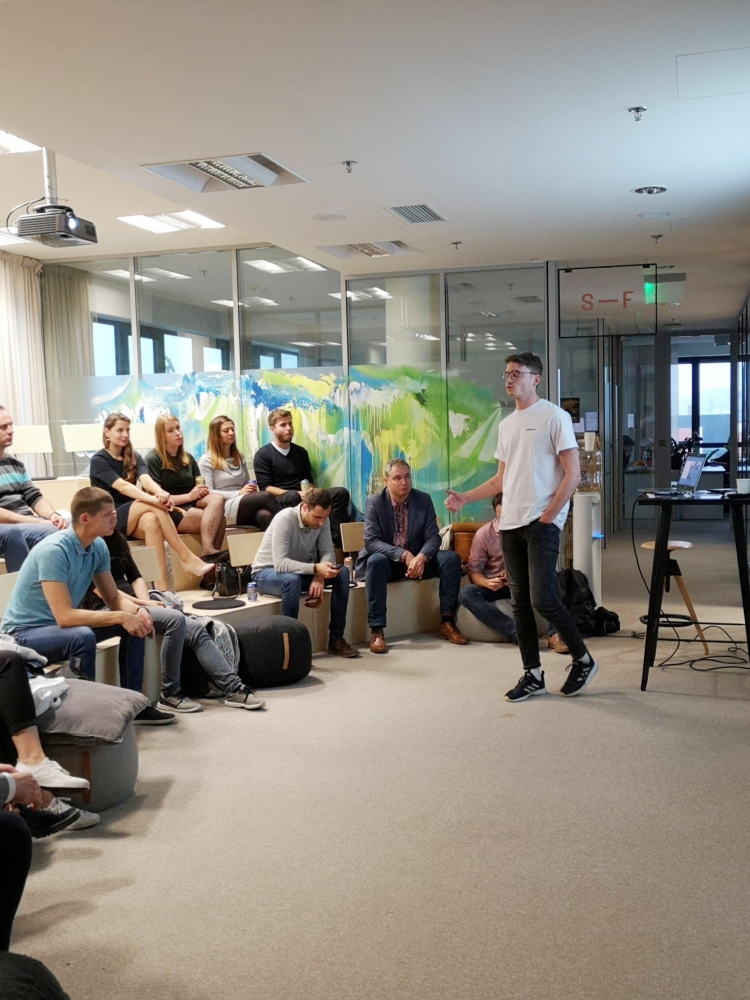 FMV Alumni Club organized an evening for young entrepreneurs in Karel Janeček‘s incubator UP21