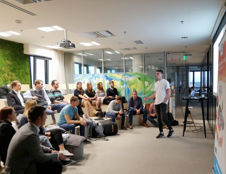 FMV Alumni Club organized an evening for young entrepreneurs in Karel Janeček‘s incubator UP21